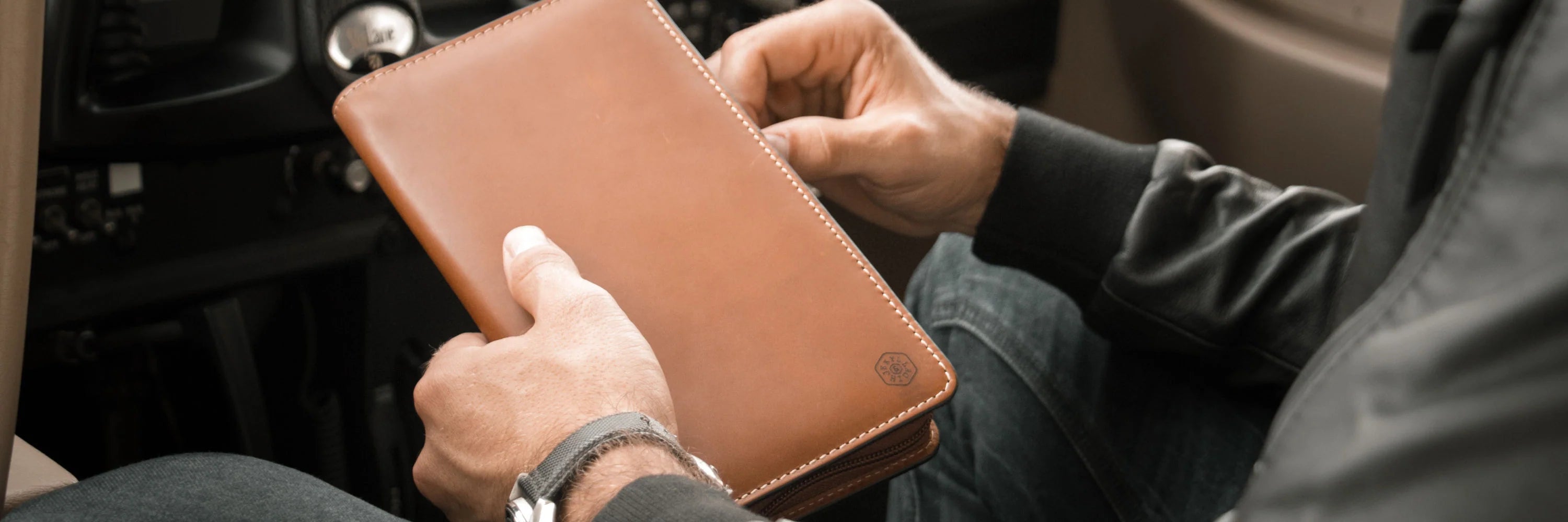 Holiday Season Shopping Made Easy with Luxurious Leather Travel Essentials