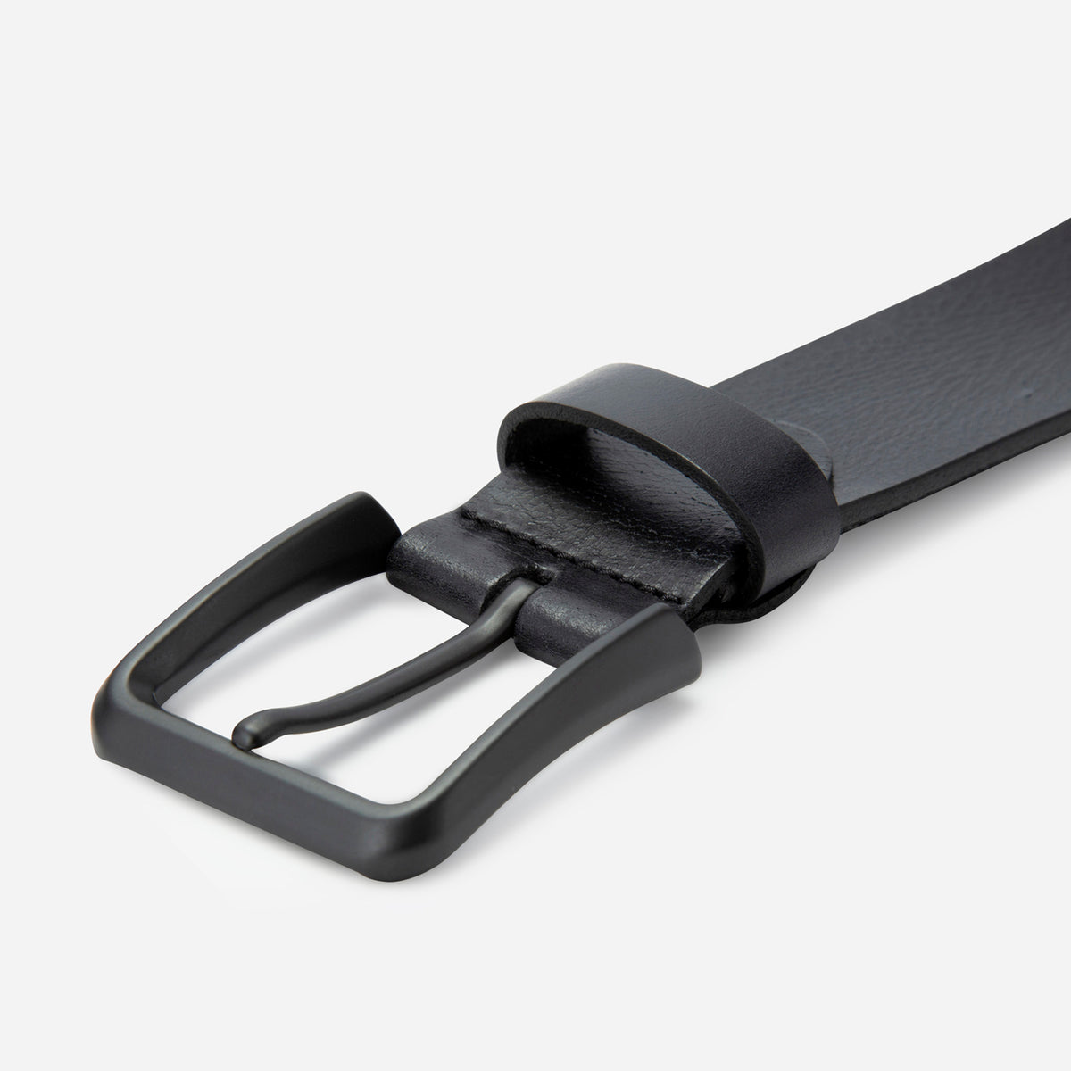 Matt black buckle on the black leather Lyon belt, close-up, Jekyll & Hide