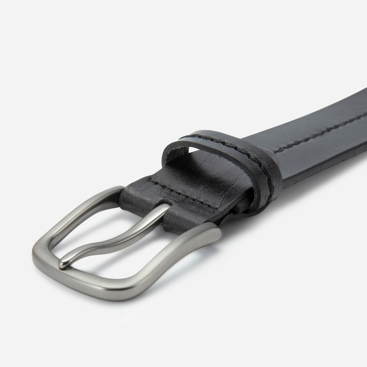 Foggy finish buckle on the black leather Bordeaux belt, close-up, Jekyll & Hide