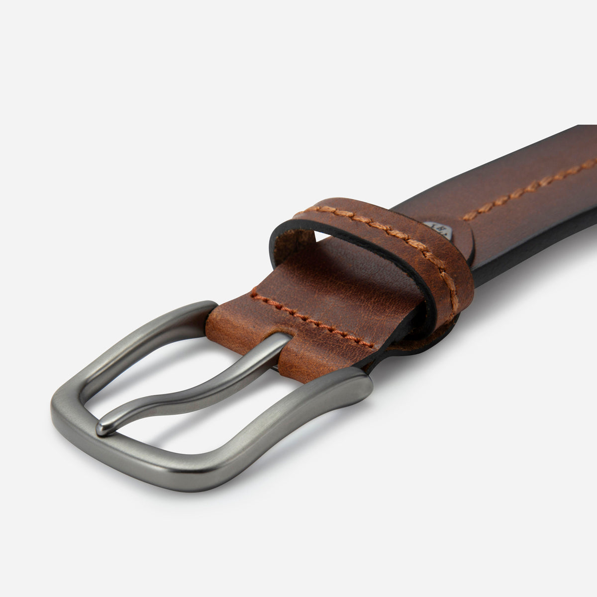 Foggy finish buckle on the tan leather Bordeaux belt, close-up, Jekyll & Hide