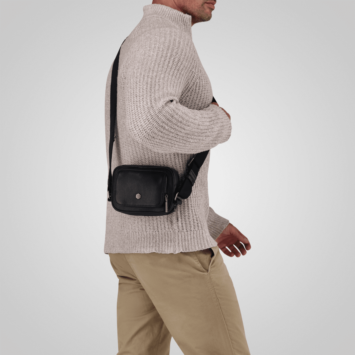Norwegian black men's leather crossbody bag by Jekyll & Hide - hardware detail